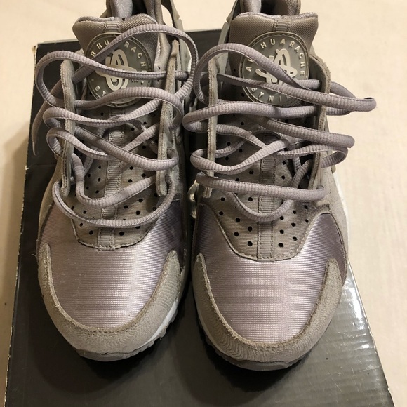 Woman’s Nike huaraches worn 2x - Picture 2 of 3